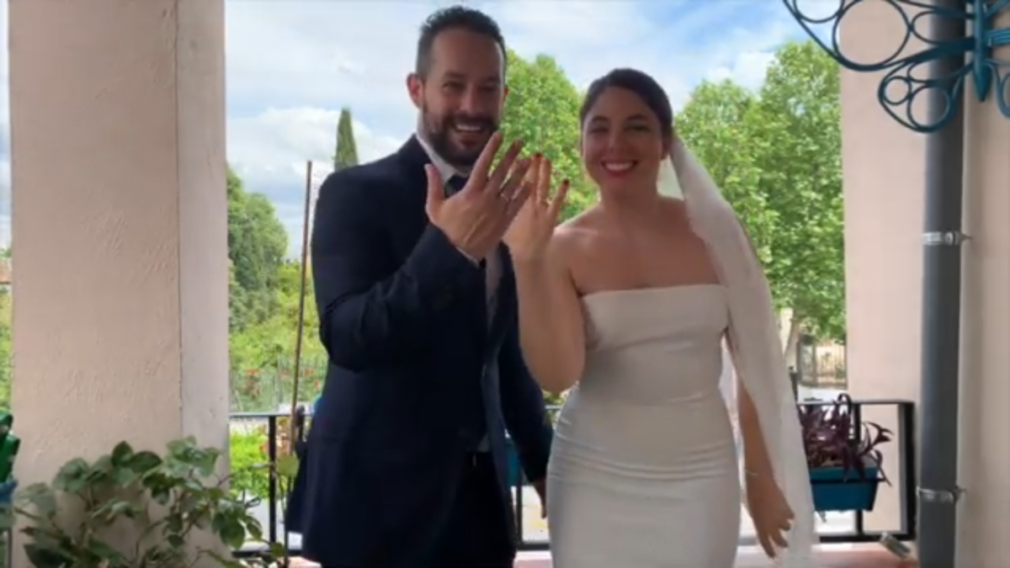 Fran y Ana muestran los anillos después de haber celebrado su no boda