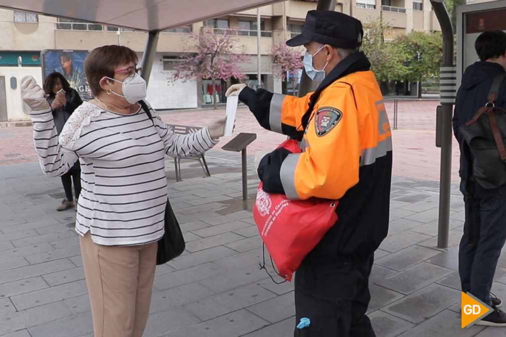 REPARTO MASCARILLAS PARADAS TRANSPORTE PUBLICO COVID19 - Dani B-11