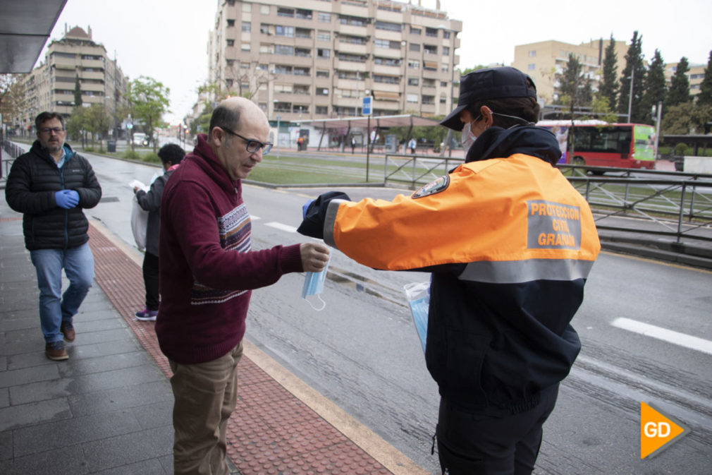 REPARTO MASCARILLAS PARADAS TRANSPORTE PUBLICO COVID19 - Dani B-2