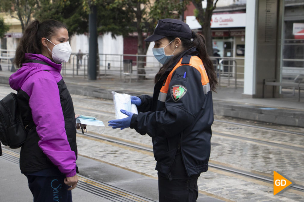 REPARTO MASCARILLAS PARADAS TRANSPORTE PUBLICO COVID19 - Dani B-4