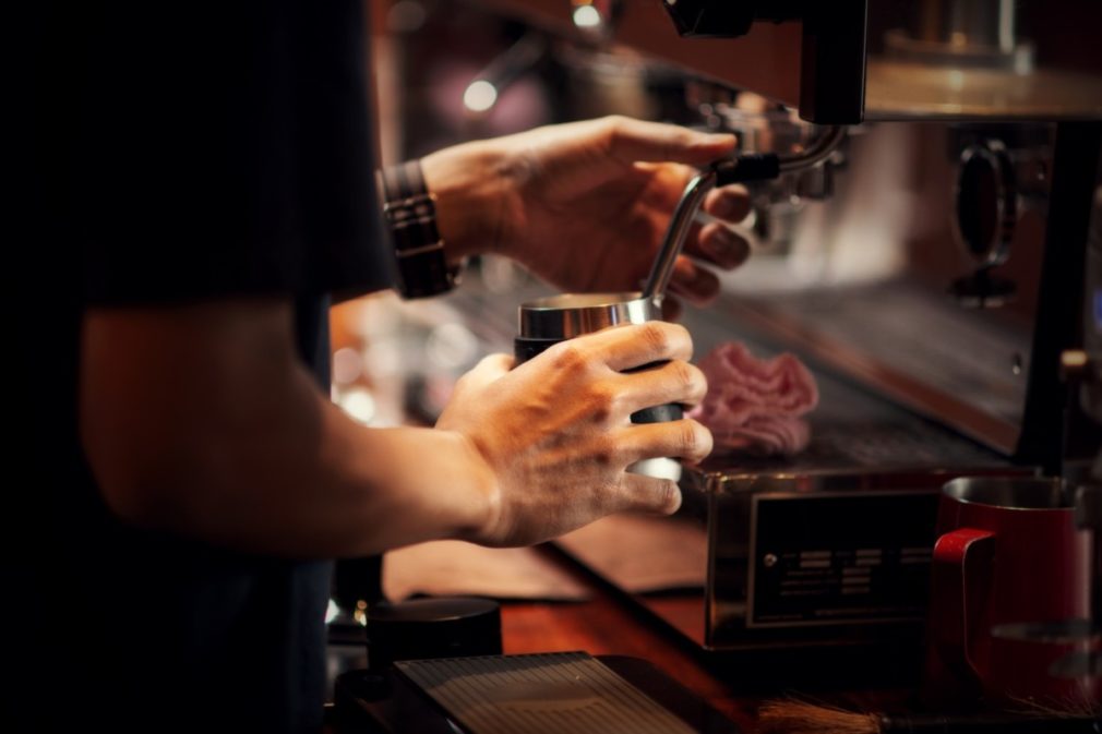 Hostelero prepara café