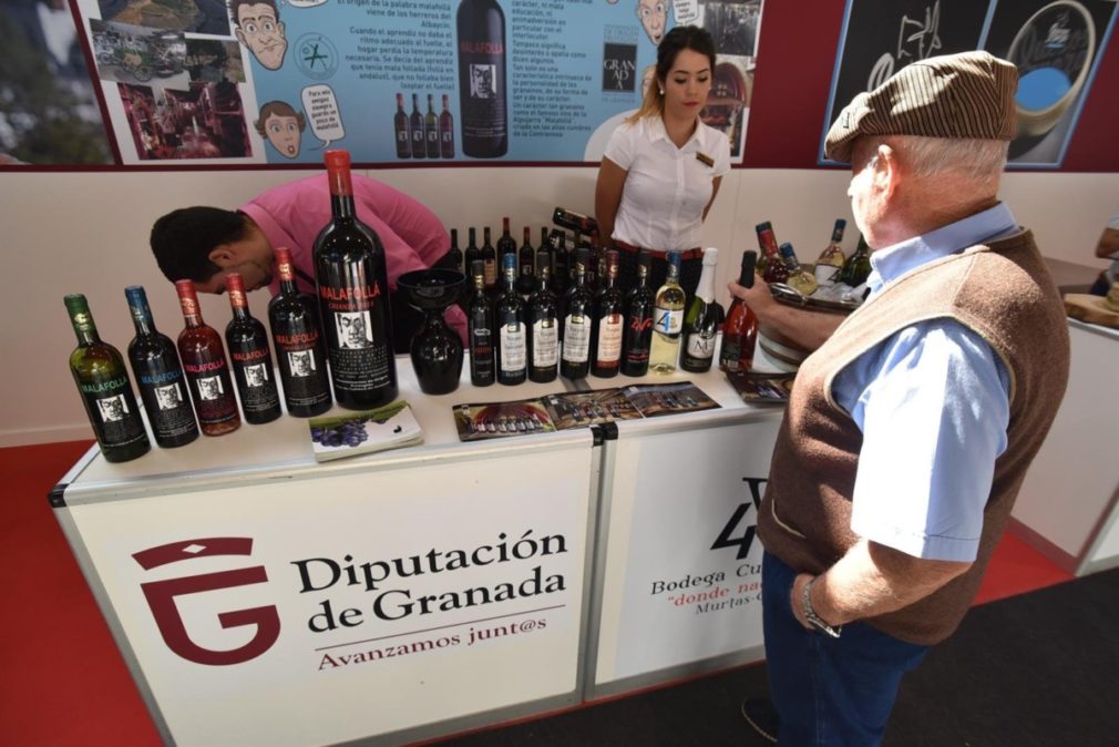 Expositor de la Diputación de Granada con vinos