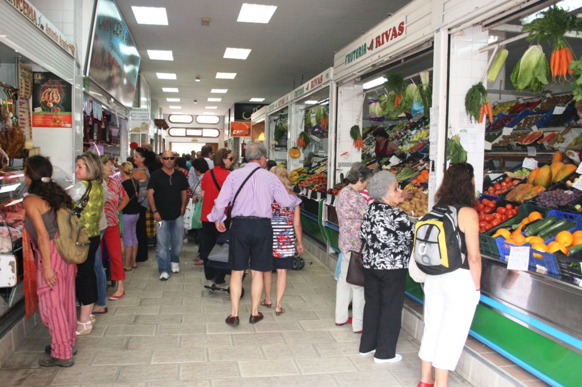 El Ayuntamiento Almuñécar económicamente a los concesionarios del Mercado Municipal
