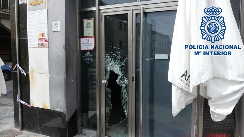 Puerta de un restaurante de Baza fracturada tras un intento de robo - POLICÍA NACIONAL