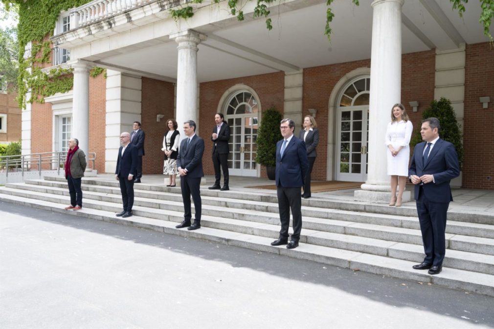 El secretario general de UGT, Pepe Álvarez; el secretario general de CCOO, Unai Sordo; el presidente del Gobierno, Pedro Sánchez; el presidente de la CEOE, Antonio Garamendi; y el presidente de CEPYME, Gerardo Cuerva, junto con otros ministros