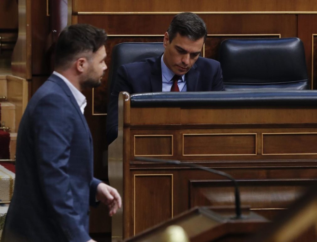 El portavoz de ERC en el Congreso, Gabriel Rufián, pasa junto al presidente del Gobierno, Pedro Sánchez