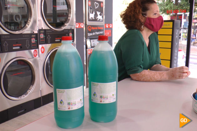 Esther García junto a dos mezclas de detergente listo para usar | Foto: Javier Gea
