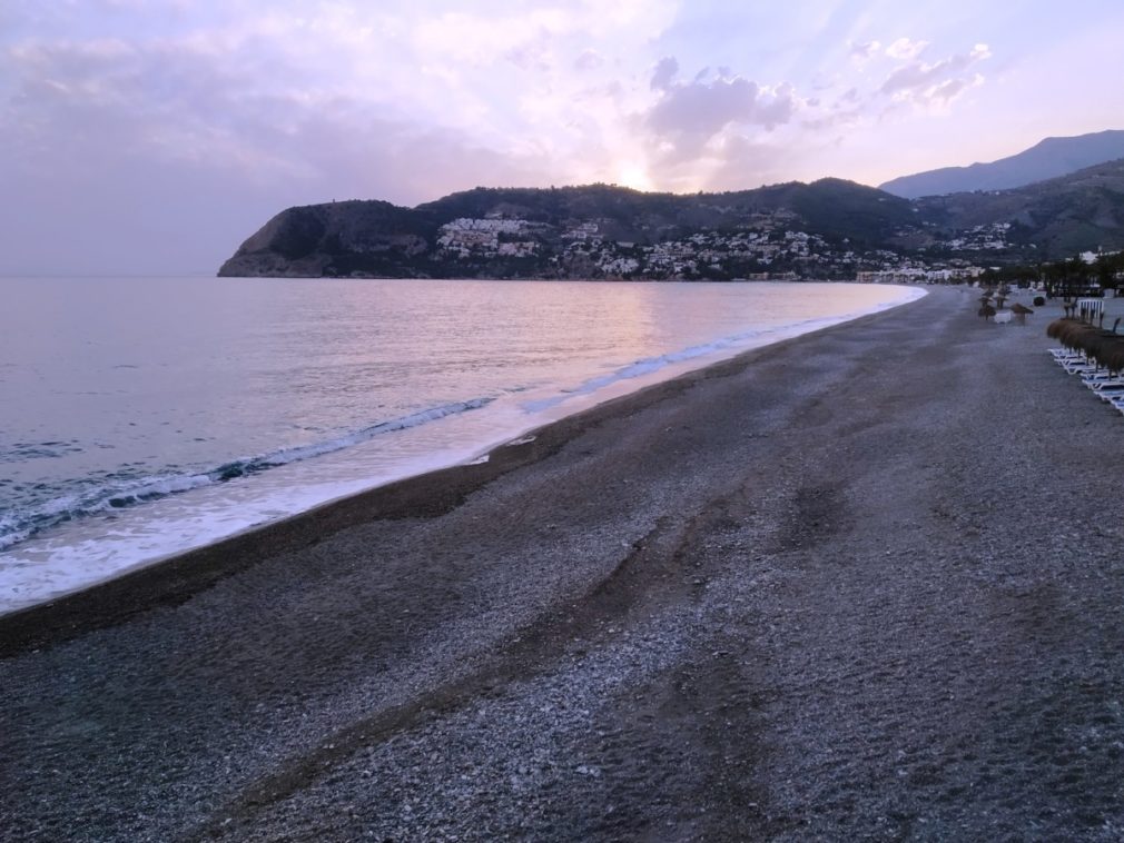 PLAYA DESIERTA A LAS 21 HORAS DE LA NOCHE DE SAN JUAN 20