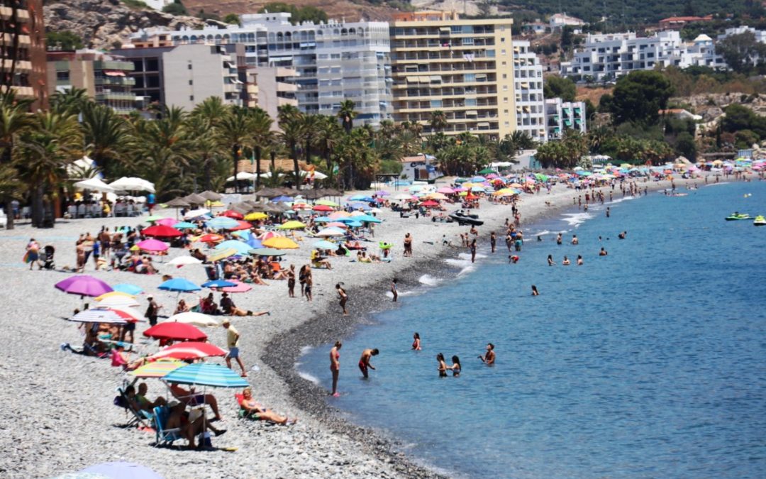 Inspeccionan sombrillas en Almuñécar para evitar que se guarden sitios en primera línea de playa