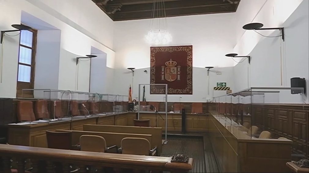 Sala de la Audiencia provincial de Granada vacía