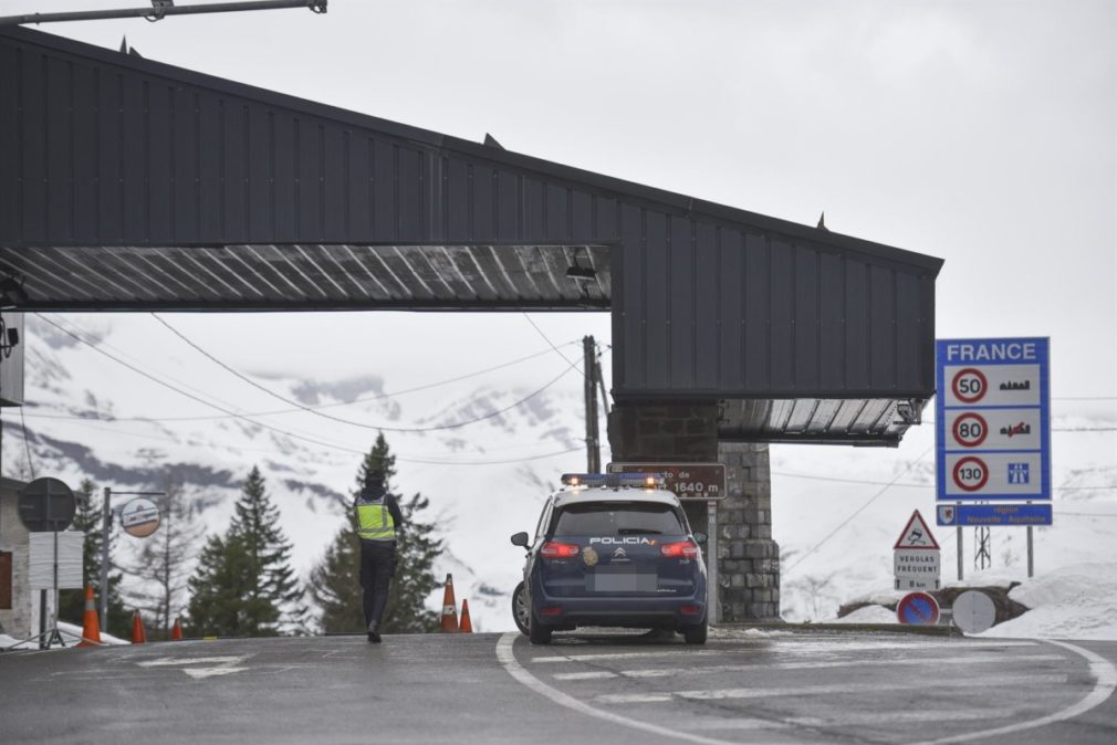 Un agente de guardia en el puesto fronterizo de Somport (Huesca) entre España y Francia tras el cierre de fronteras acordado por el Gobierno