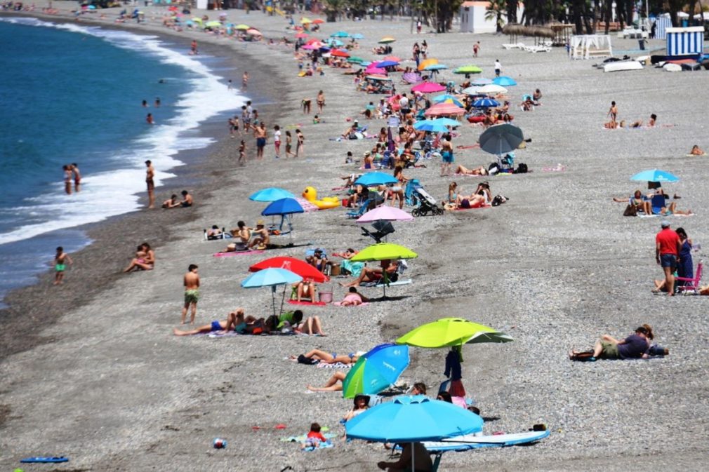 Ambiente en la playa de La Herradura