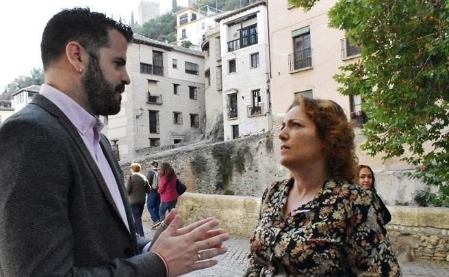 El parlamentario de Adelante Andalucía Jesús Fernández, con María Carmen Pérez, coordinadora provincial de IU