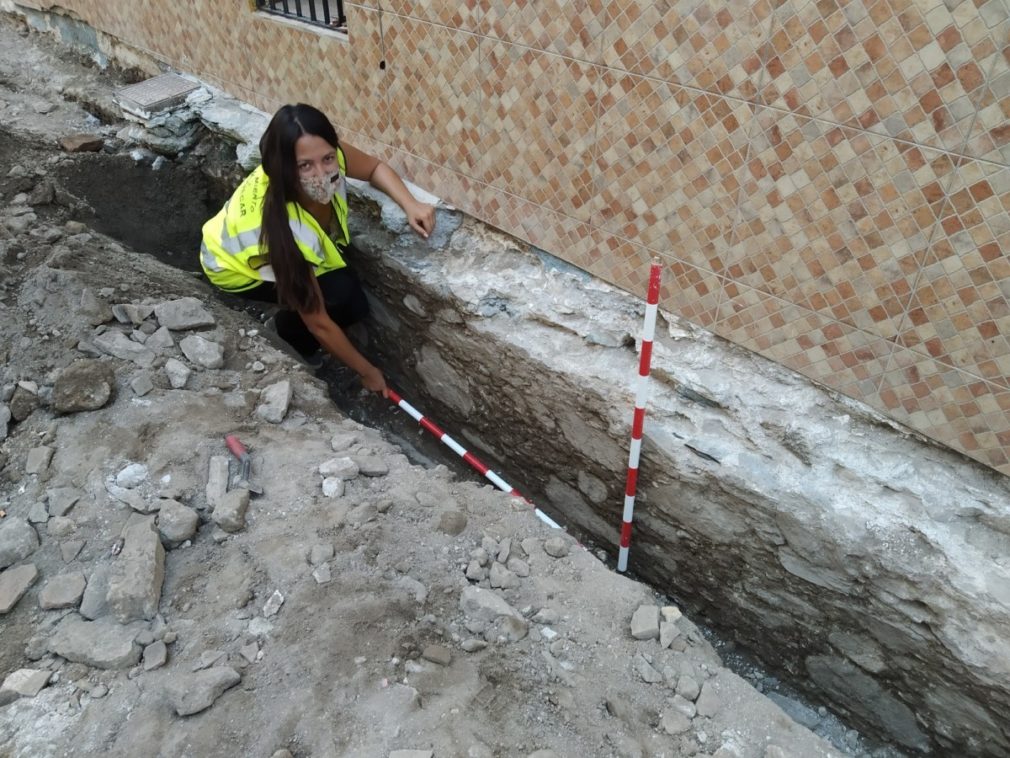 ARQUEOLOGA MUESTRA MURO ROMANO HALLADO EN BARRIO SAN MIGUEL 20