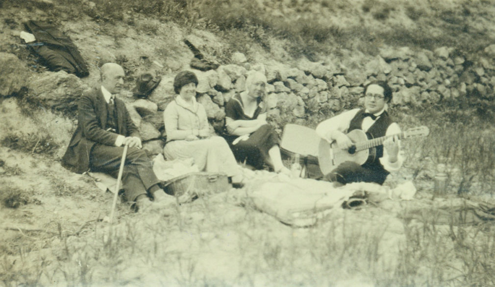Manuel y Maria del Carmen de Falla, Emilia Llanos y Andrés Segovia en una excursión (Granada, 1923)