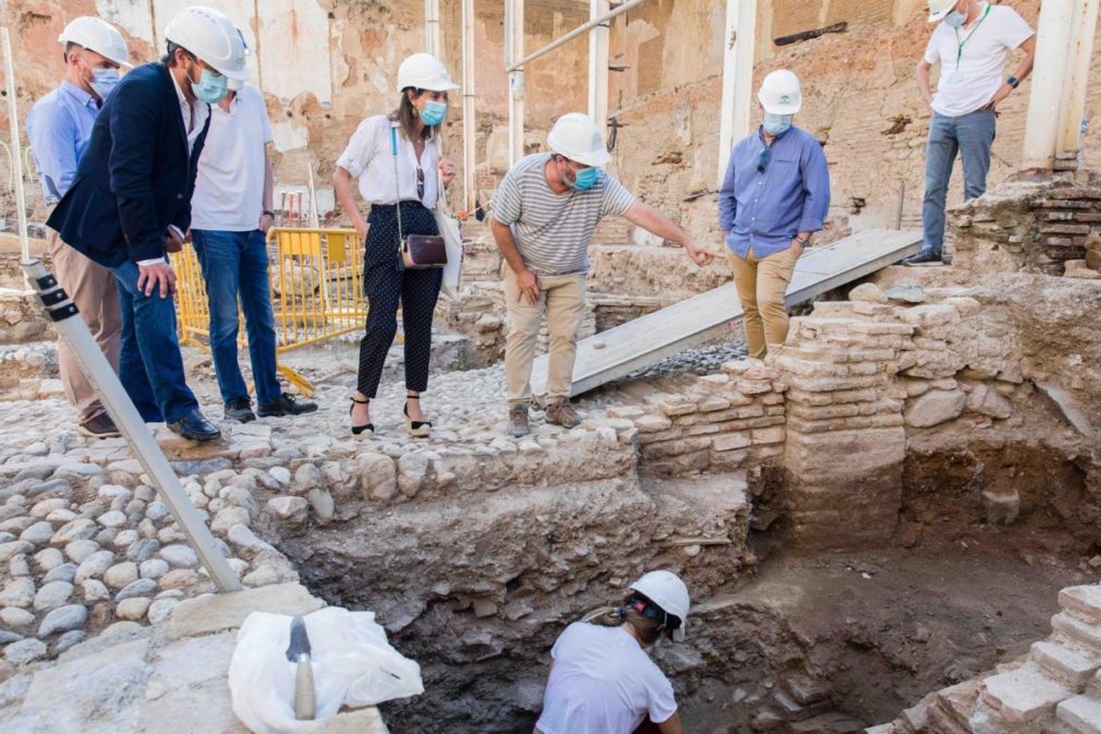 La directora del Patronato de la Alhambra y Generalife, Rocío Díaz, ha visitado esta semana el Maristán para conocer el estado de las obras en la parcela donde se ubicaba el antiguo hospital nazarí