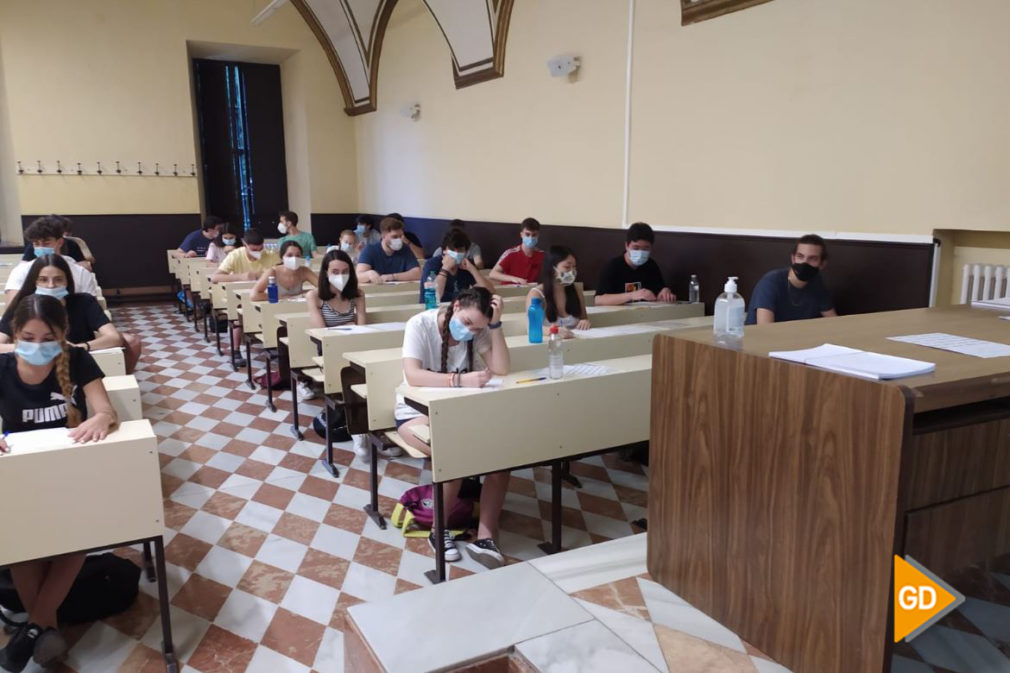 Alumnos de Selectividad se examinan en la Facultad de Derecho