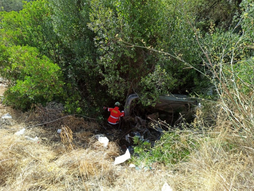 BOMBEROS RESCATAN UN VEHICULO ENTRE MATORRAL EN CERRO GORDO 20