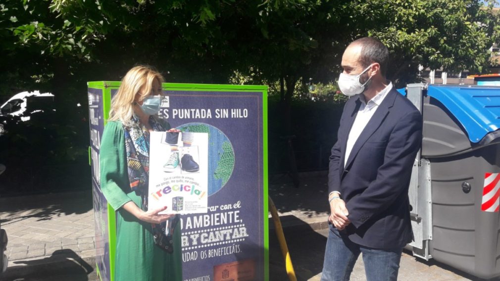 La concejal de Medio Ambiente, Pepa Rubia, con el cartel de la campaña