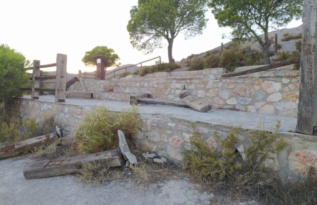 Destrozos Mirador Sierra Lújar Órgiva