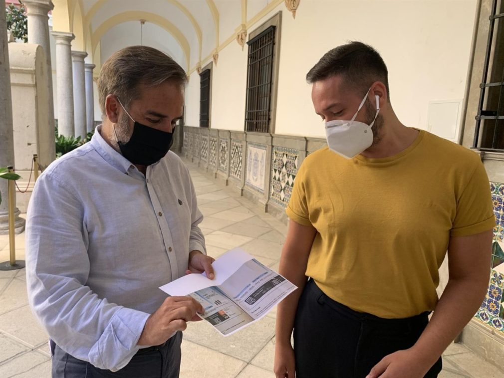 El concejal socialista de Granada Jacobo Calvo, a la izquierda en la imagen