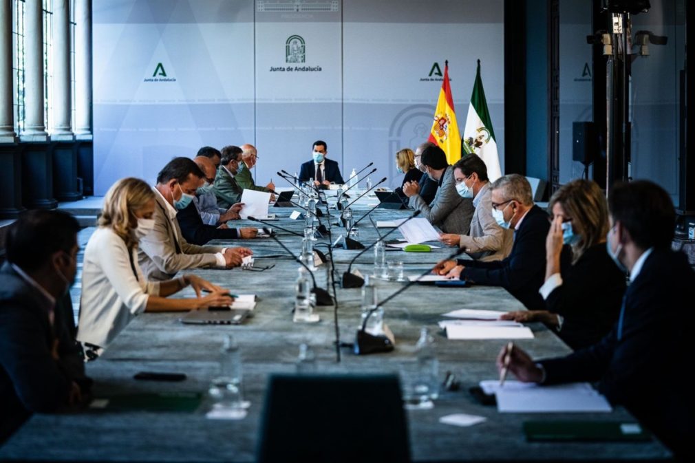 Reunión del presidente de la Junta de Andalucía, Juanma Moreno, con el comité de expertos para la pandemia del coronavirus