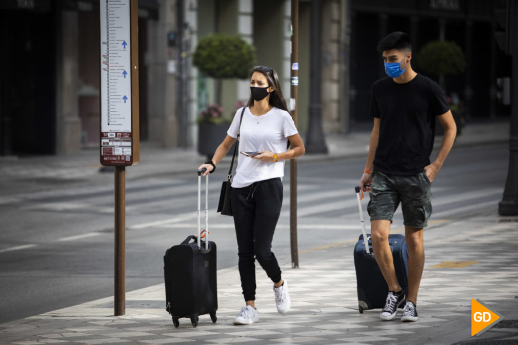 Ciudadania en Granada con mascarilla