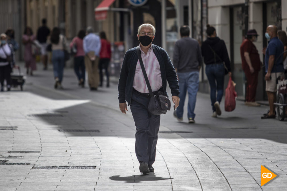 Ciudadania en Granada con mascarilla