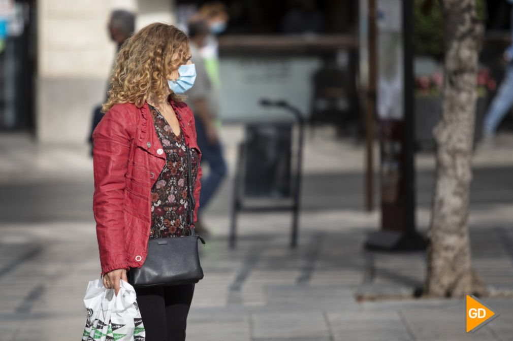 Ciudadania en Granada con mascarilla