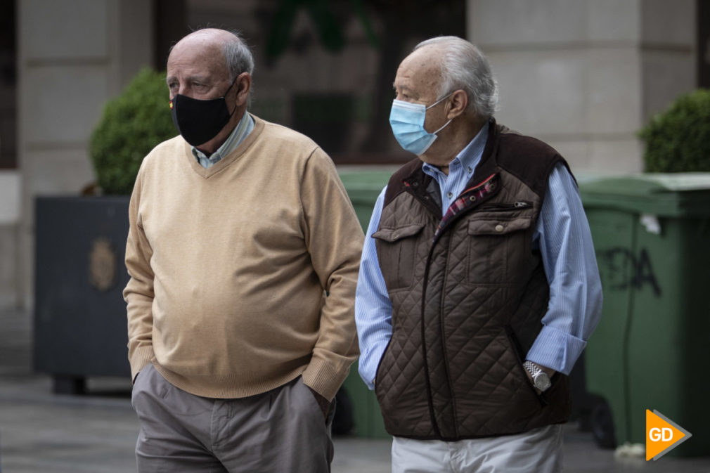 Ciudadania en Granada con mascarilla