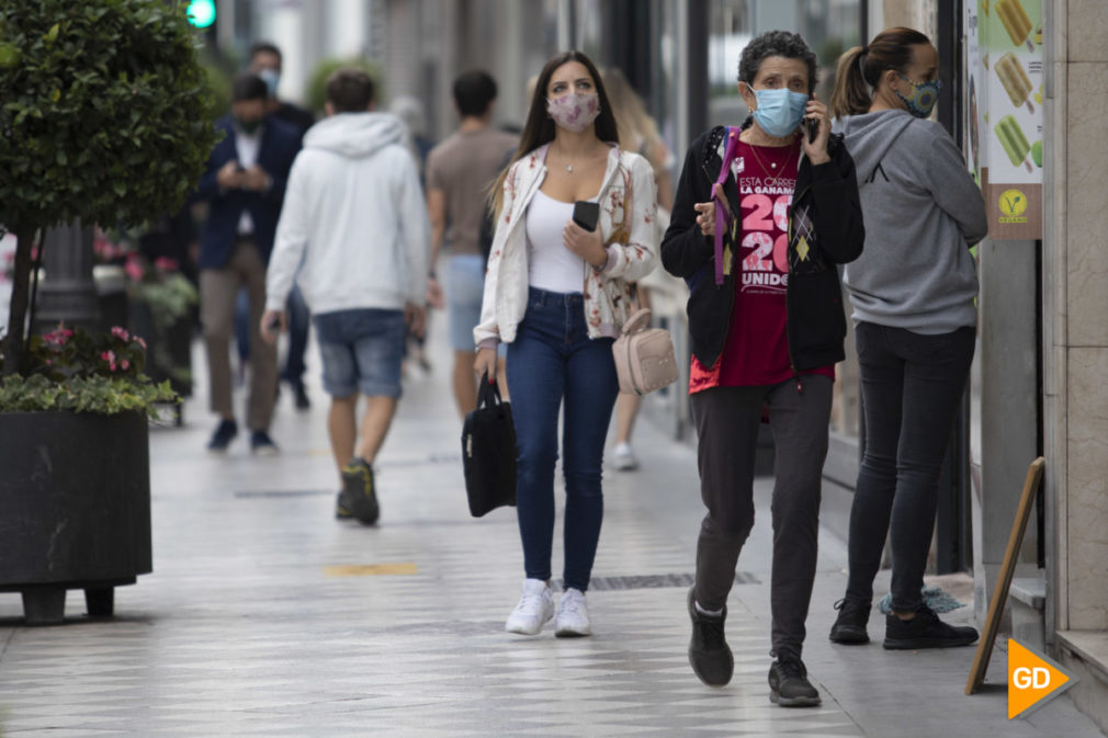 Ciudadania en Granada con mascarilla