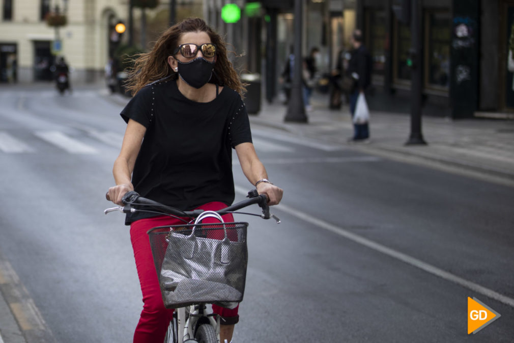 Ciudadania en Granada con mascarilla