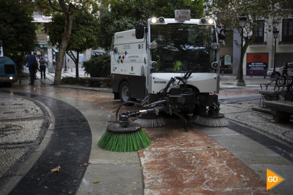 Limpieza de plaza la Trinidad en Granada por culpa de los estorninos