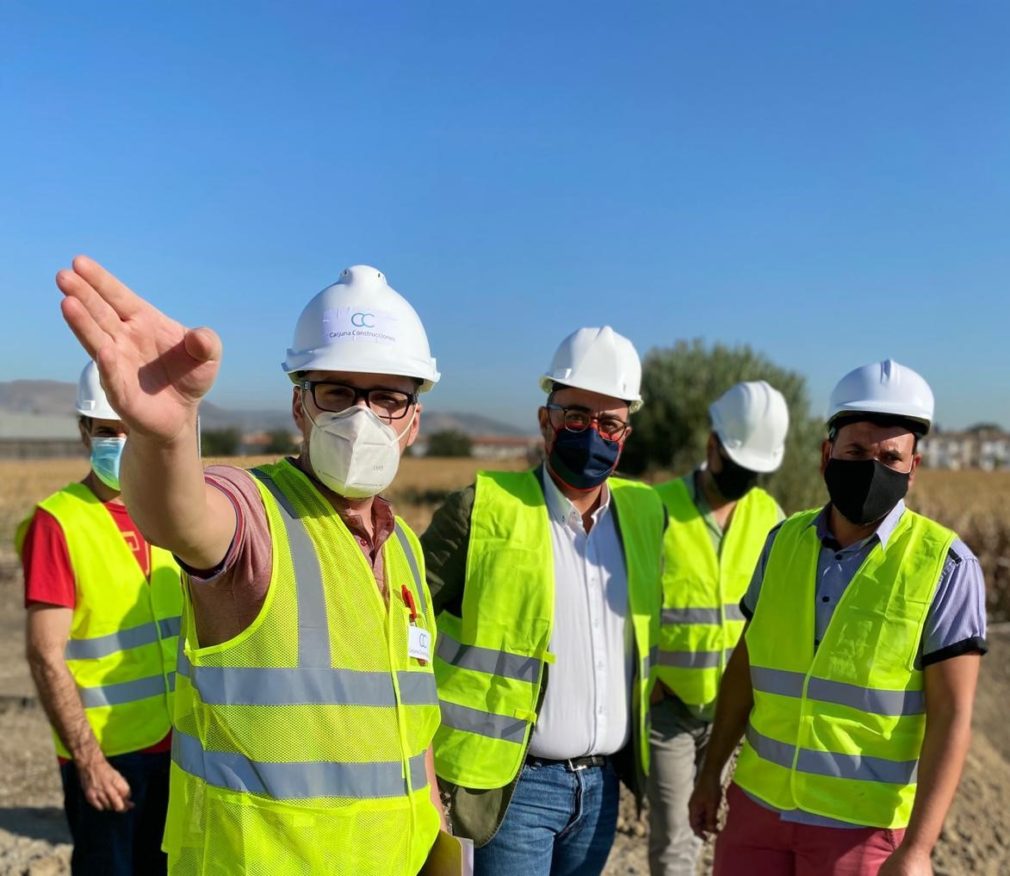 visita del alcalde y la concejala de Educación a las obras que se están realizando en los terrenos del nuevo colegio de Ambroz.