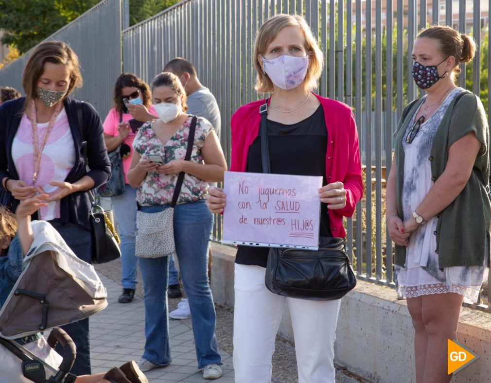 Protesta madres y padres Colegio Vivaldi Carlos Gijon-2