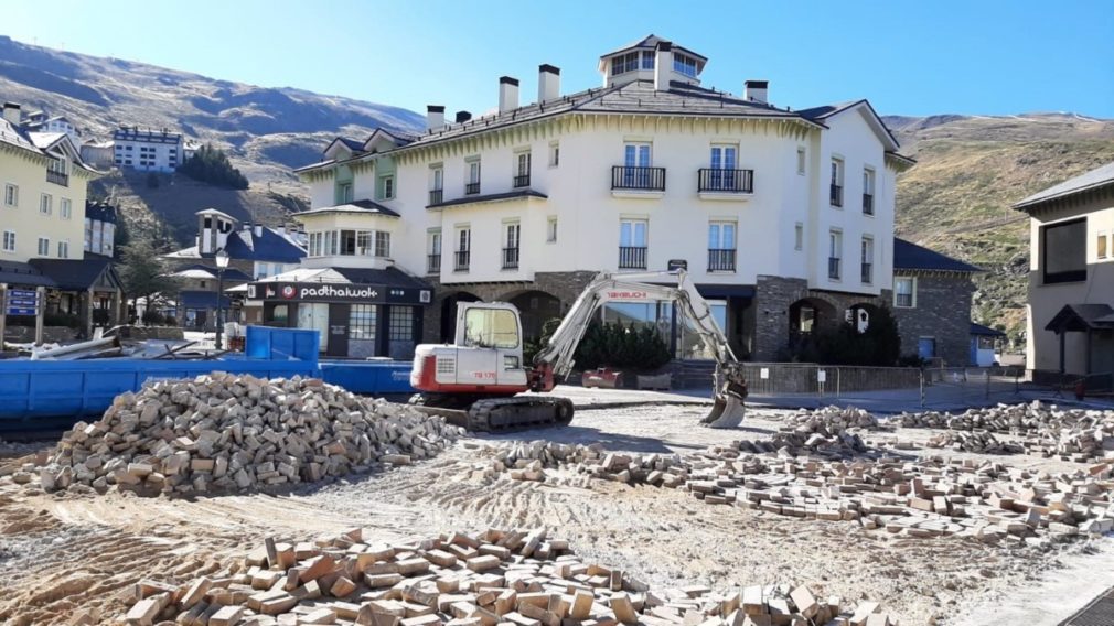 Obras de mejora en la plaza de Andalucia de Pradollano, centro neurálgico de la estación de esquí de Sierra Nevada