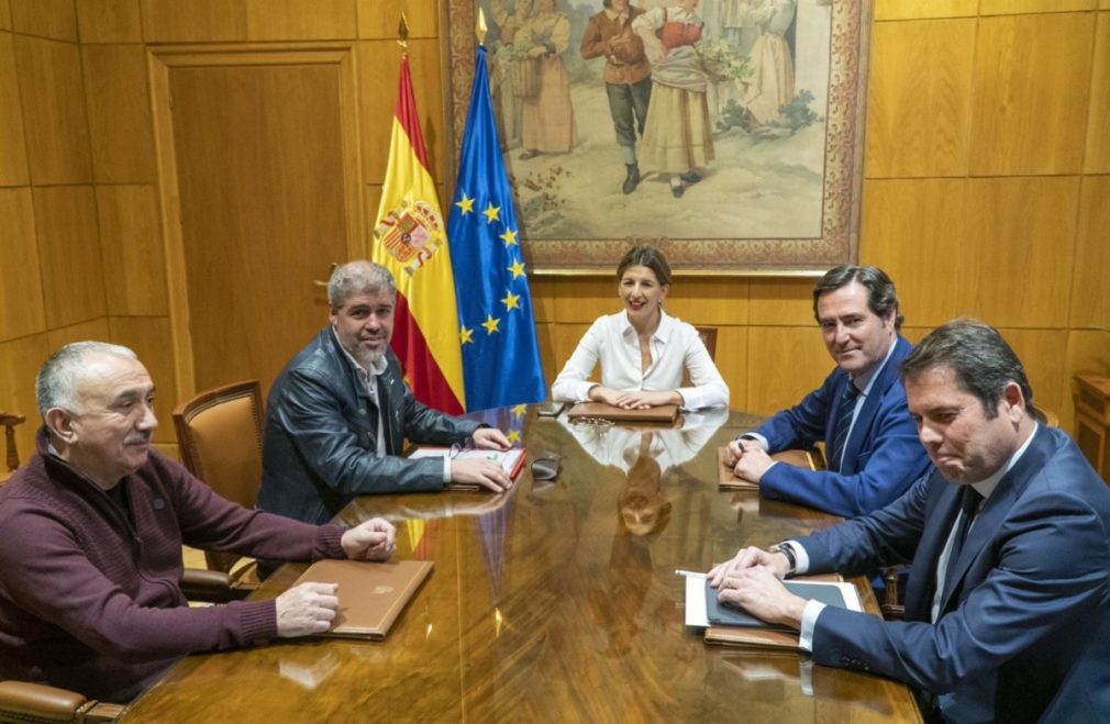 La ministra de Trabajo y Economía Social, Yolanda Díaz; los secretarios generales de UGT y CCOO, Pepe Álvarez y Unai Sordo; el presidente de CEOE, Antonio Garamendi, y el presidente de Cepyme, Gerardo Cuerva