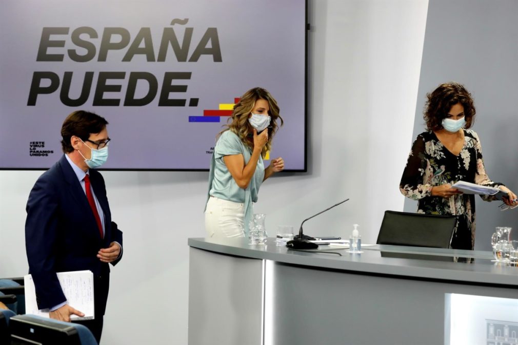 (I-D) El ministro de Sanidad, Salvador Illa; la ministra de Trabajo y Economía Social, Yolanda Díaz; y la ministra de Hacienda y Portavoz, María Jesús Montero, en la rueda de prensa posterior al Consejo de Ministros