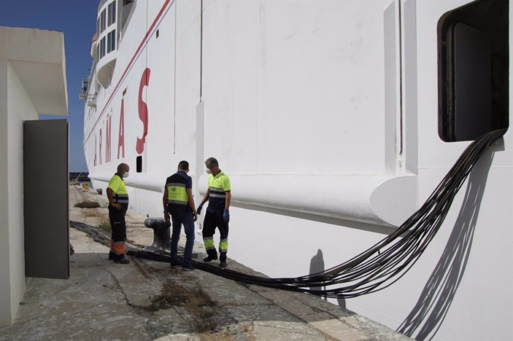 Granada.- Puertos.- Concluye con éxito la conexión a la red eléctrica de un barco en Motril