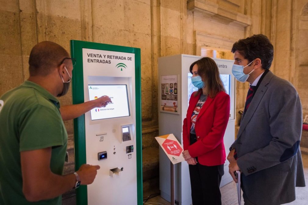 Granada.-La Alhambra instala máquina expendedora en el Palacio de Carlos V para facilitar venta y recogida de entradas