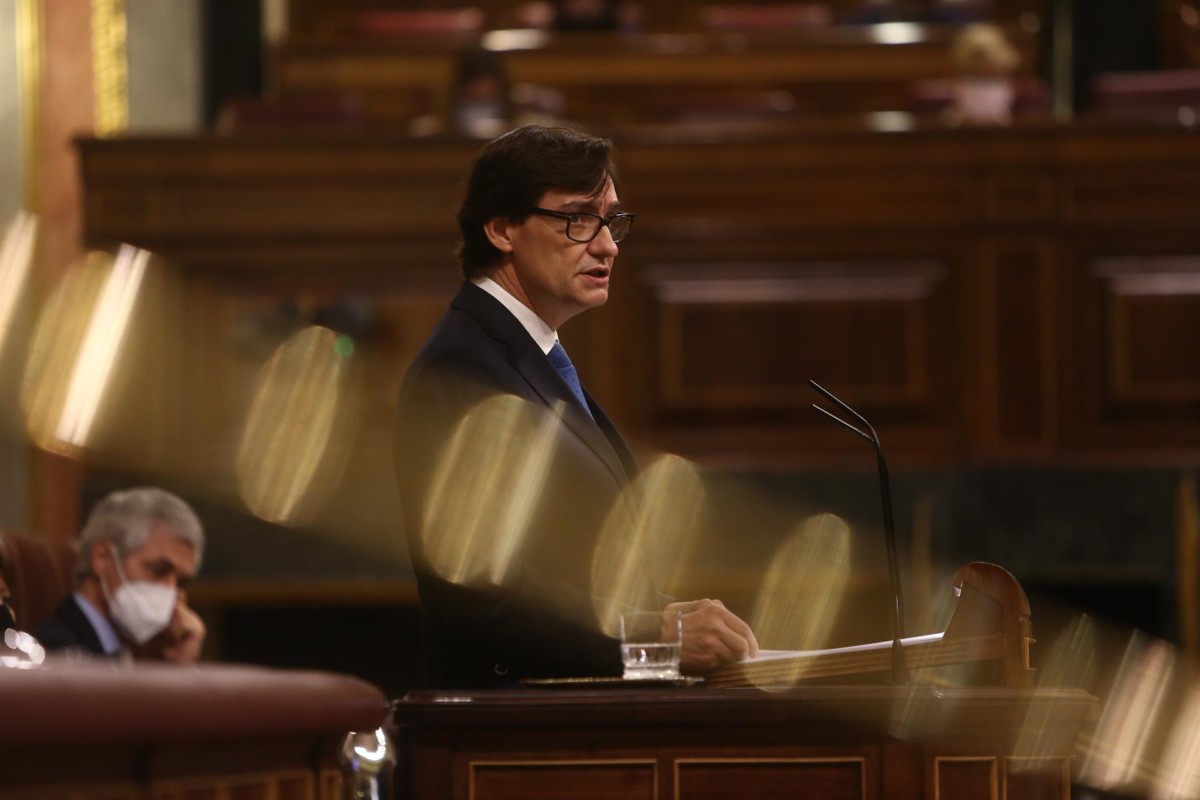 El ministro de Sanidad, Salvador Illa, interviene durante una sesión plenaria en el Congreso de los Diputados