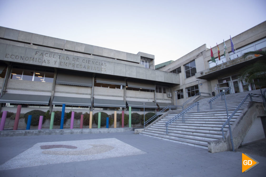 Facultades vacías en el campus universitario de la cartuja en Granada