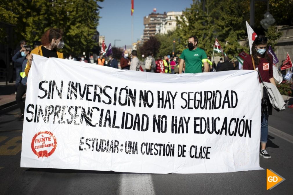 Manifestación en contra del cierre de la UGR en la Gran Vía de Granada