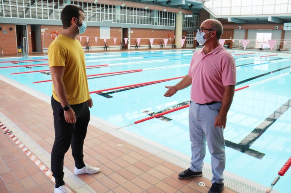 LUIS ARAGON Y COORDINADORA PISCINA MUNICIPAL SUPERVISARON TRABAJOS INSTALACION 20