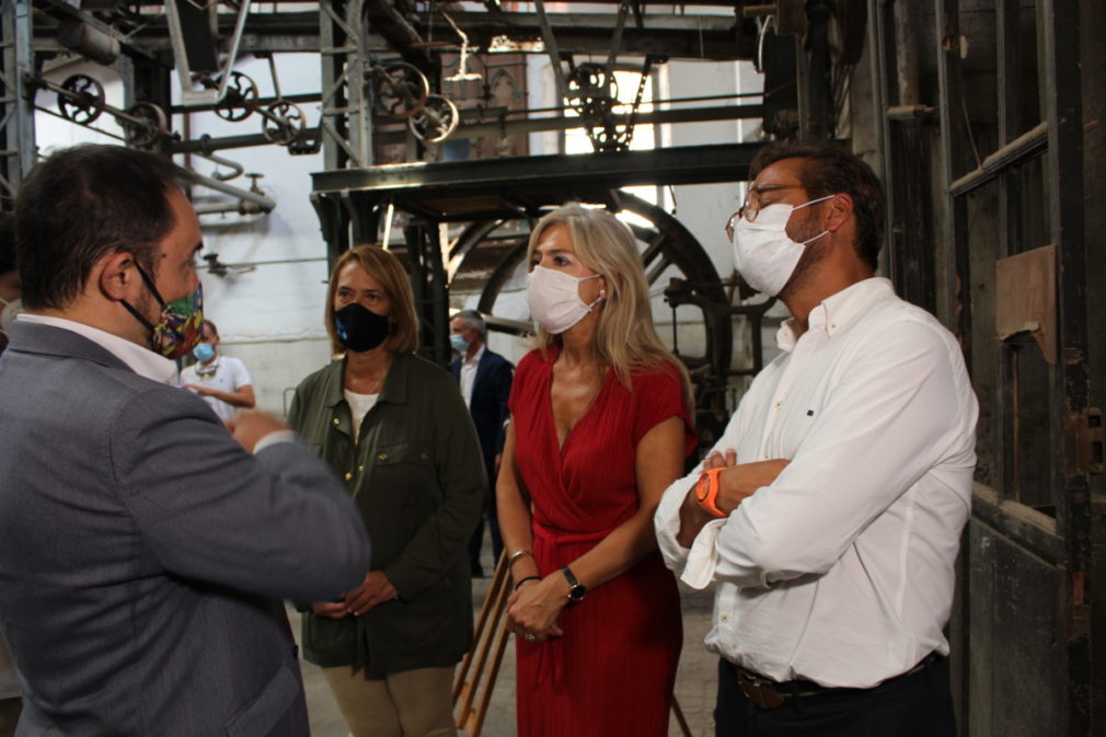 La consejera de Cultura y la alcaldesa de Motril, durante la visita que realizaron a la Fábrica del Pilar en agosto