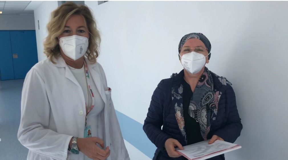 La oncóloga, Encarna González, con una paciente