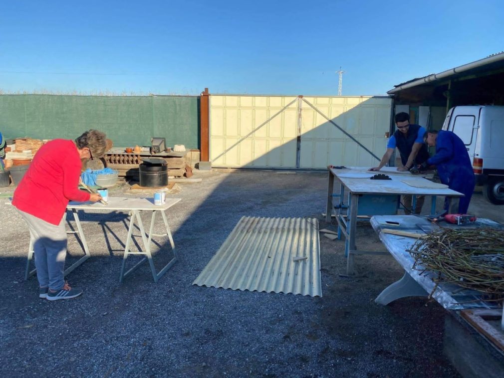 una familia de Cúllar Vega prepara elementos para decorar su 'fachada terrorífica' para Halloween.