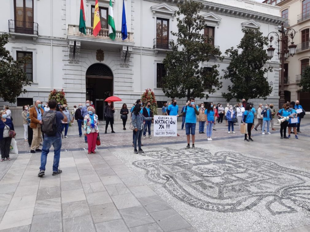 reclama la apertura de piscinas municipales