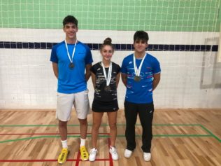 C Badminton Granada Salvador Franco Castilla, María de la O Pérez y Rubén García