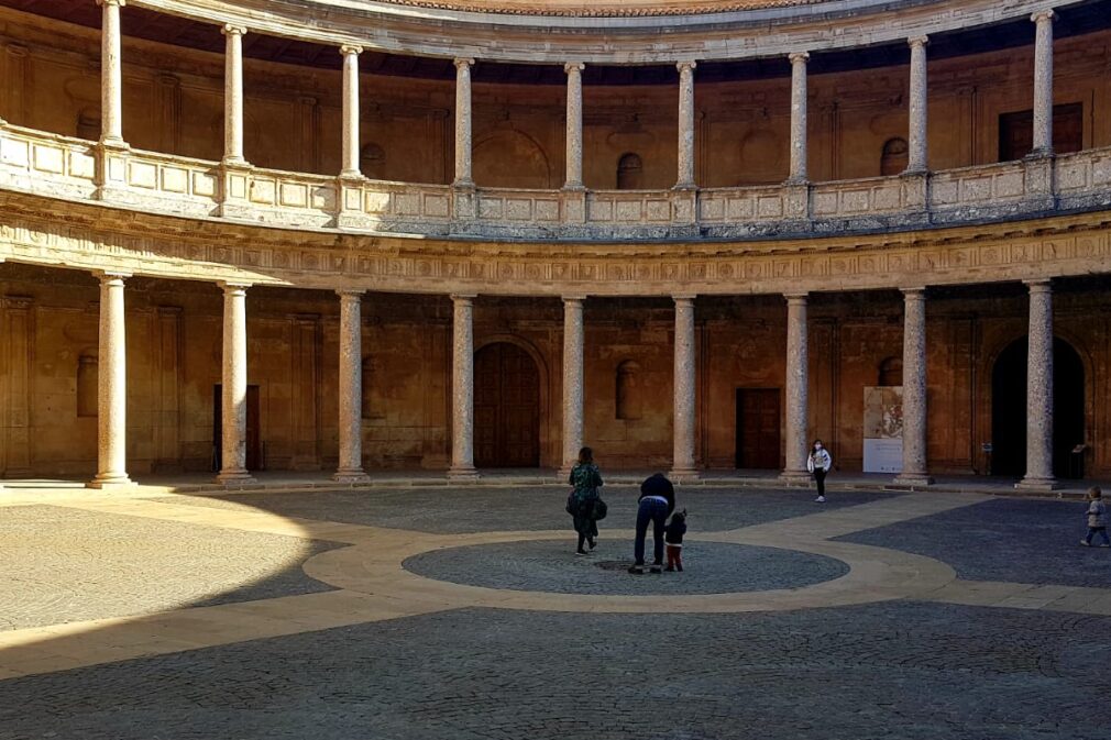 Palacio Carlos V vacío por el coronavirus puente todos santos